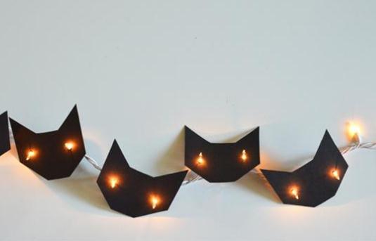 最终完成制作之后的万圣节纸艺小猫灯需要将灯具与其进行组合