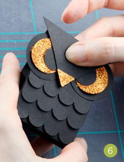 有效的折叠是保证猫头鹰纸艺礼盒立体效果和质感的一个关键因素