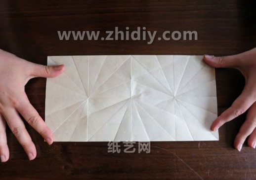 万圣节手工折纸蝙蝠的折纸图解教程展现出折纸蝙蝠的基本折法