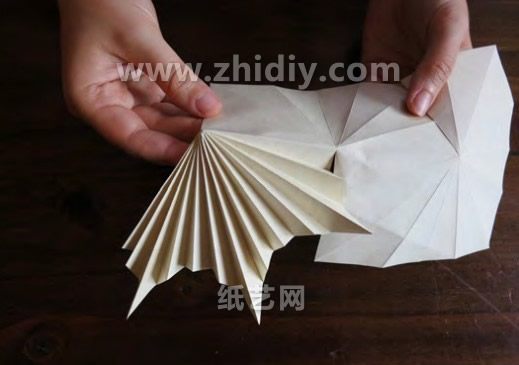 万圣节的手工制作教程让你制作出构型真实的折纸蝙蝠来