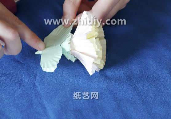 感恩节折纸花采用的是蛋糕纸杯来作为基本的材料来展现漂亮的折纸花结构