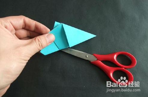 大家还可以跟着折纸是视频的教程来学习这个折纸杨桃花的折叠和制作