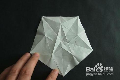 精彩的折纸杨桃花折法教程提供给你一个基本的折纸杨桃花制作方法