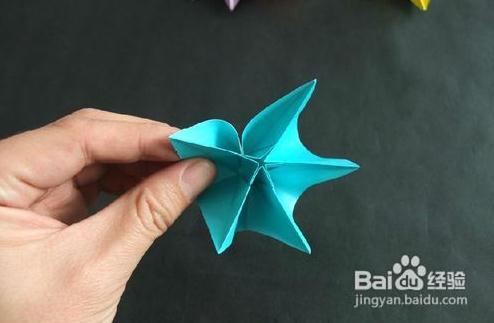 手工折纸杨桃花的折法图解教程帮助我们制作出更加漂亮的折纸杨桃花来