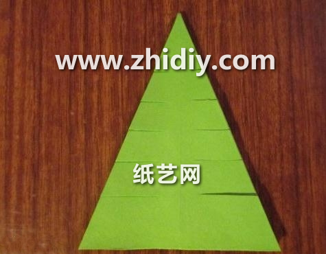 经典的手工折纸圣诞树的基本折法教程制作起来还是很容易的