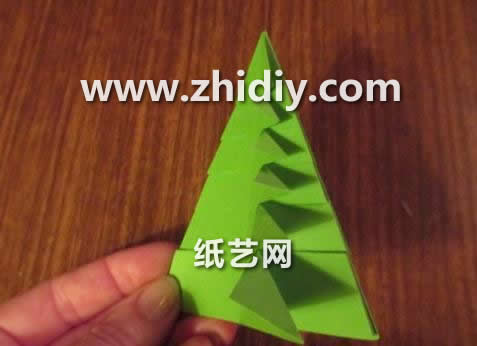 通过学习精彩的折纸圣诞树折法教程帮助你更好的掌握圣诞树的制作方法