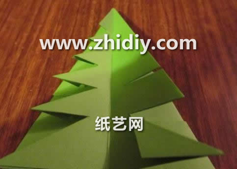 跟着这个折纸图解的教程能够快速的制作出漂亮的折纸圣诞树来
