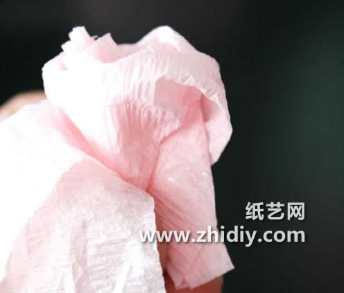 纸玫瑰在进行具体制作的时候还是需要一些细心的折叠和处理