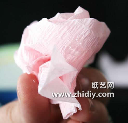 学习精彩的纸艺玫瑰花球制作教程可以提升对于手工纸艺玫瑰花的理解