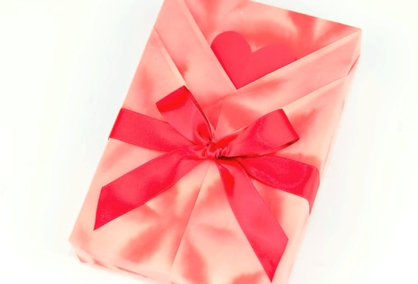 折纸包装盒折法之如何用包装纸折叠爱心包装礼盒—父亲节礼盒如何包装