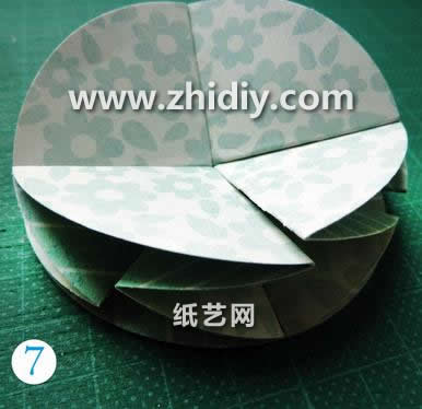 纸奖牌手工折纸教程展示出折纸奖牌是如何进行折叠的