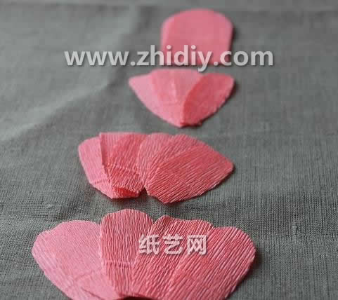 学习基本的纸玫瑰花的制作帮助你快速的完成漂亮的手工纸玫瑰花