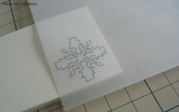 简单的手工橡皮章雪花基本教程展示出折纸雪花制作的特点