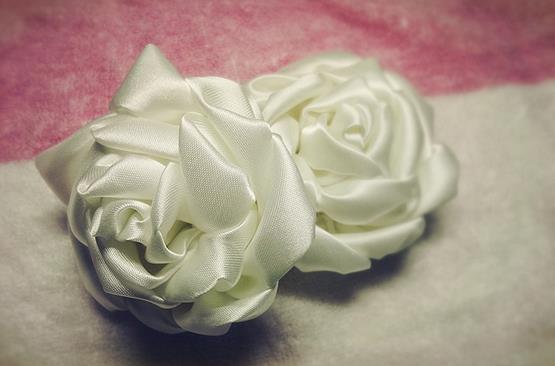 布艺手工玫瑰制作方法教你制作漂亮的布艺玫瑰