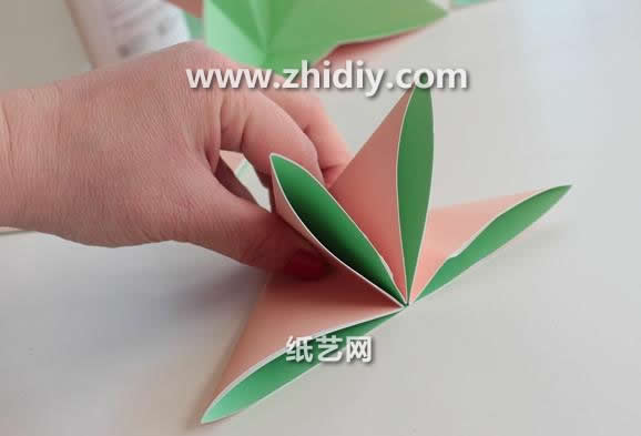 手工折纸花的基本制作思路主要在于结构上的一个融合和折叠效果展现