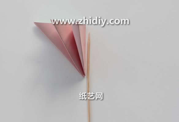有效的折叠是保证手工折纸花立体感和塑形感的关键