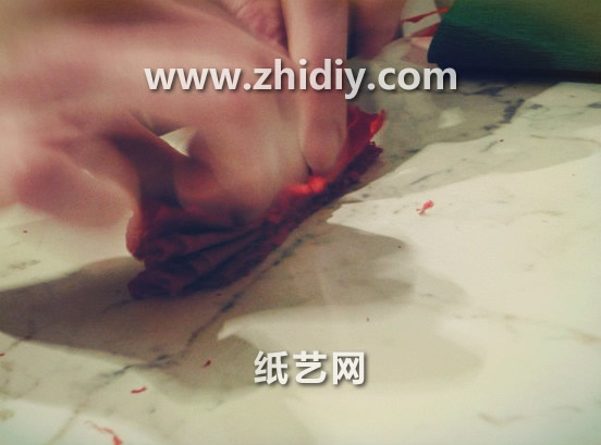手工纸艺花的制作方法教程展示出皱纹纸康乃馨的制作细节