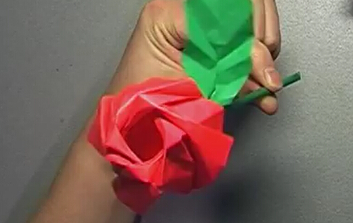 完整的折纸玫瑰花的折法视频教程