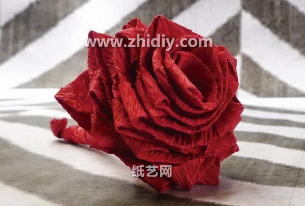 手工纸玫瑰花的制作教程教你制作出精彩的皱纹纸玫瑰花