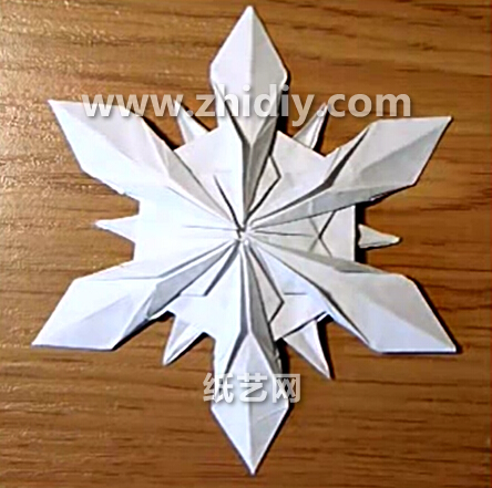 手工折纸新年雪花折法教程手把手教你学习如何用折纸制作雪花