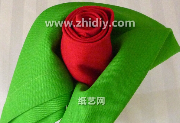 餐巾布折玫瑰花的手工折法教程教你学习玫瑰花的手工DIY制作