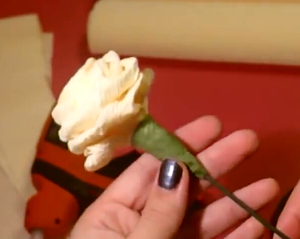 纸玫瑰手工教程教你学习皱纹纸做精美纸玫瑰花