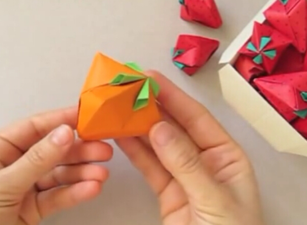 折纸草莓的手工折纸视频教程