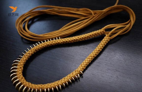 手工编织的串珠金属环皮绳项链制作教程图解