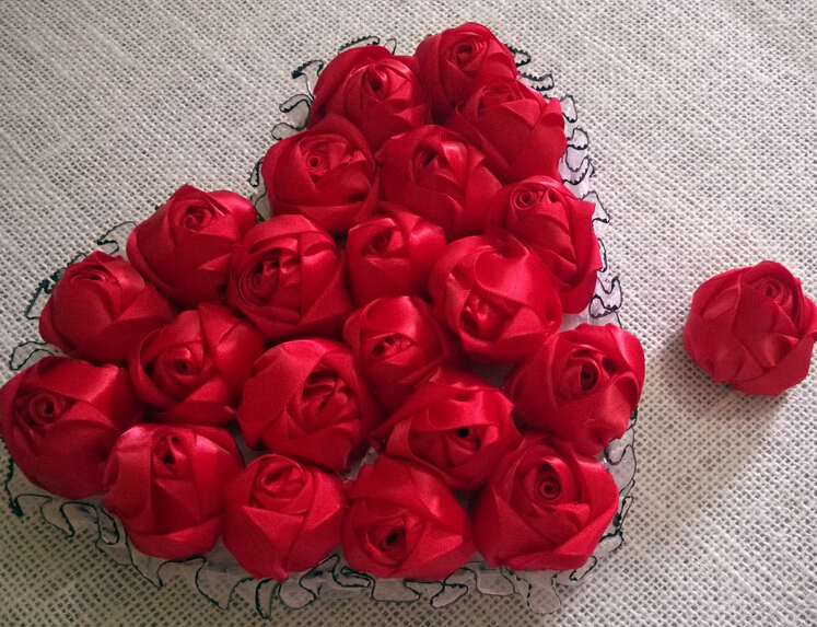 情人节手工布艺丝带玫瑰花的手工礼物制作教程