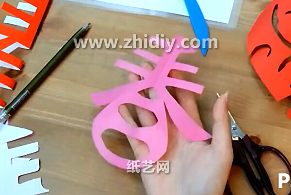 新年手工剪纸春的剪纸视频教程教你学习剪纸春字如何制作
