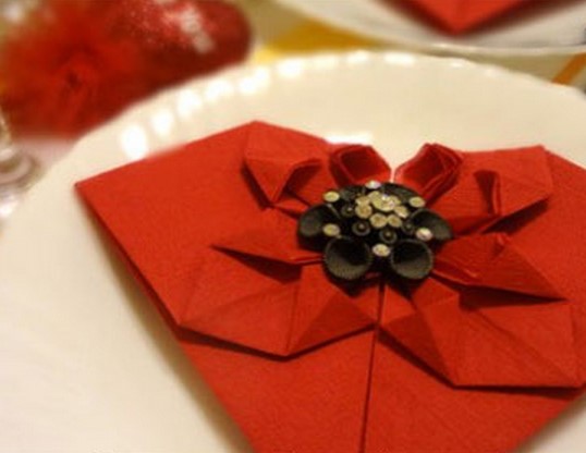 折叠婚礼用浪漫心形餐巾纸的制作教程