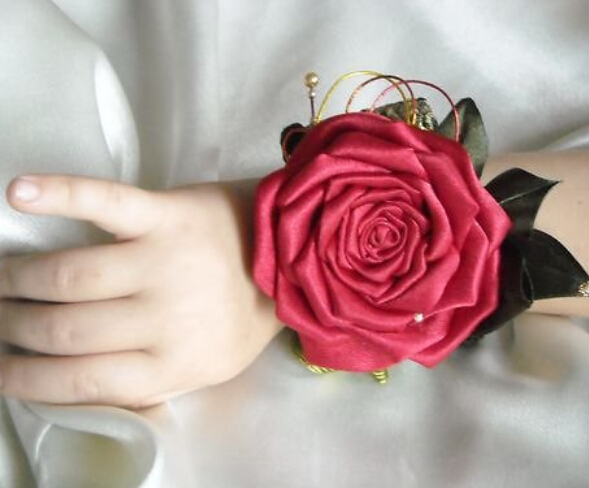 布艺丝带玫瑰花的手工制作教程图解