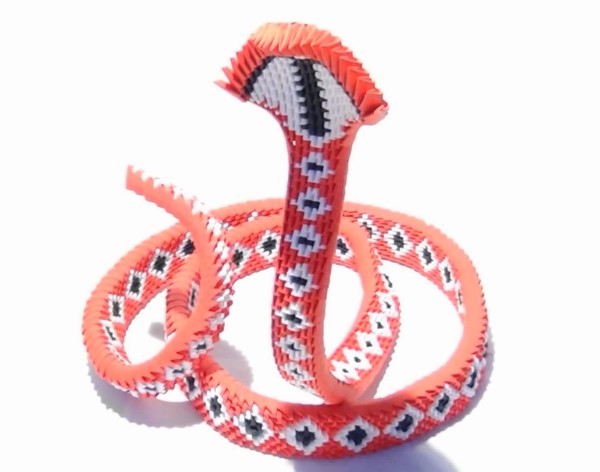简单折纸三角插眼镜蛇的手工制作教程