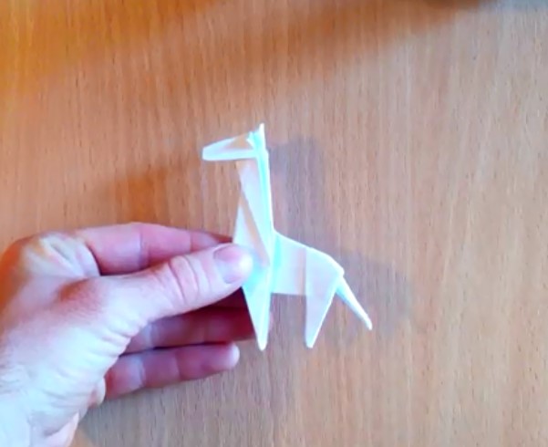小折纸长颈鹿的手工折纸视频教程