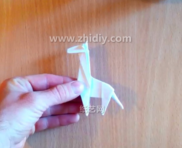 手工折纸小长颈鹿的折法教程手把手教你学习如何制作小折纸长颈鹿