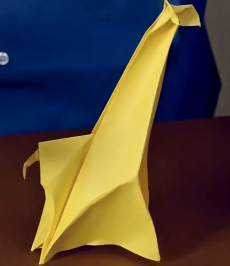立体纸雕效果长颈鹿的折纸视频教程