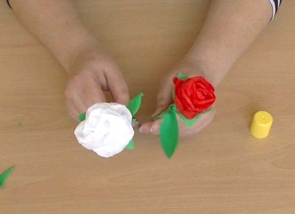 皱纹纸玫瑰花的简单手工制作方法教程