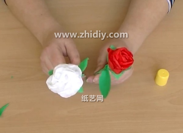 皱纹纸玫瑰花的简单制作方法教程教你学习如何制作皱纹纸玫瑰花