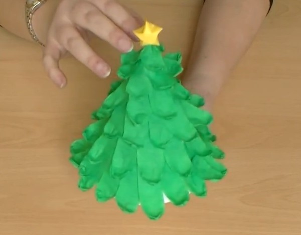 圣诞节皱纹纸圣诞树的基本制作方法教程