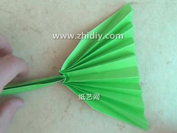 手工折纸扫帚的折法制作教程教你学习如何制作折纸扫帚