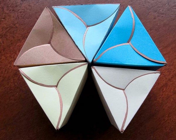 三角形手工礼盒纸盒子的展开图和制作图解教程