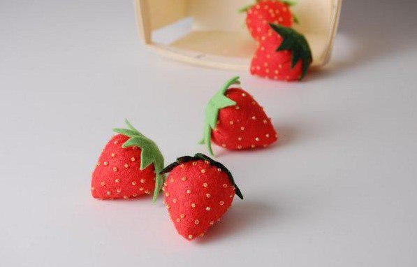 不织布小草莓布偶手工图解步骤教程