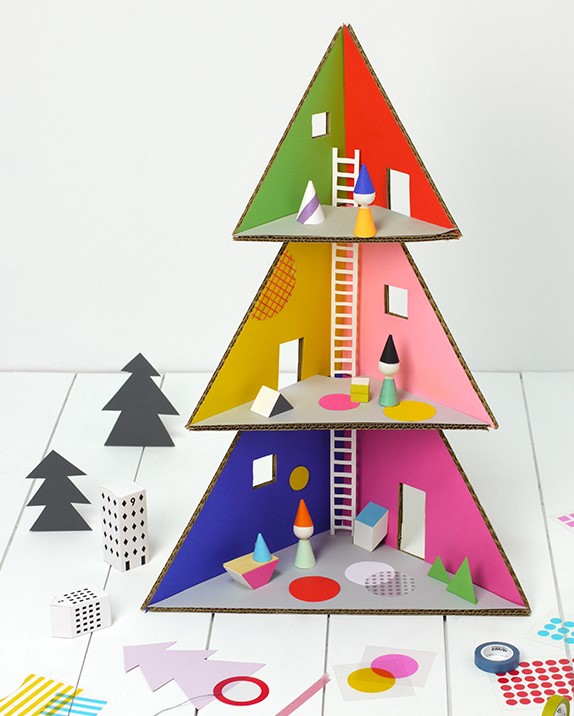 圣诞节利用纸板模型制作圣诞树装饰柜的制作教程