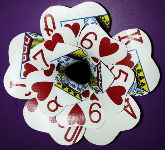 手工制作创意扑克心形花朵发卡胸花纸花的制作教程图解