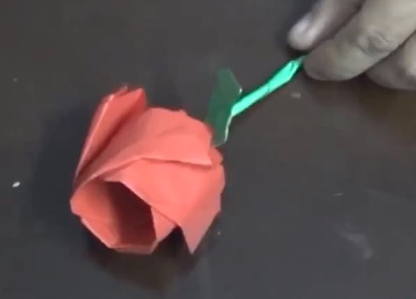 经典折纸玫瑰花的制作方法教程