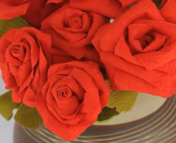 纸玫瑰花的简单做法—皱纹纸制作精美纸玫瑰花