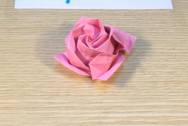 折纸玫瑰花的手工折法制作教程