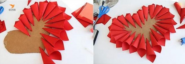 一边把裁成方形的红色纸张折成卷筒，一边粘到心形的硬纸板上面。