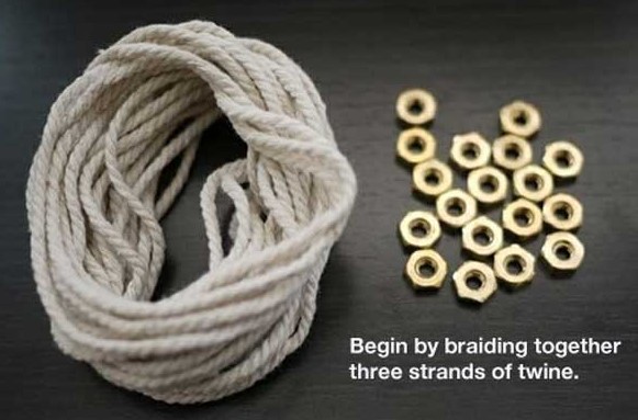 先准备基本的材料，主要是适合用于编织手链的棉绳、还有金属的螺母，如果能够是这种铜色的金属螺母，效果会更加的好。