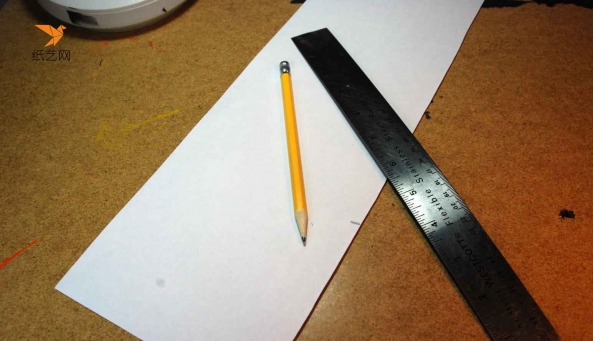 把粘在一起的纸张等分，用尺子和铅笔画出位置